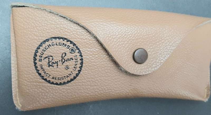 **STUNNING: 1980s Ray-Ban Ladies` Aviator Sunglasses w/ Case (USED).**