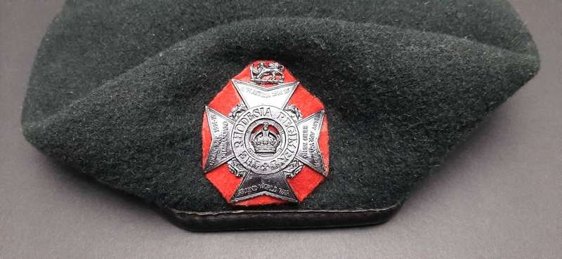 **Rhodesian Bush War: 1970s Rhodesia Regiment Beret w/ Badge & Stable Belt Length (57)**
