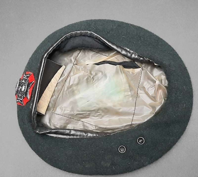 **Rhodesian Bush War: 1970s Rhodesia Regiment Beret w/ Badge & Stable Belt Length (57)**