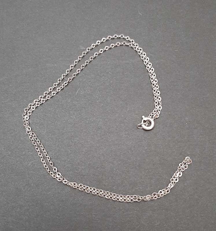 **STUNNING: .925 Sterling Silver Ladies` Delicate Necklace Chain(20cm).**