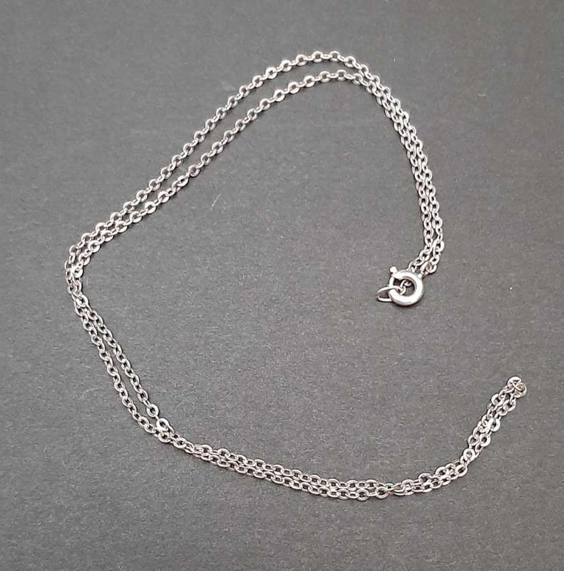 **STUNNING: .925 Sterling Silver Ladies` Delicate Necklace Chain(20cm).**