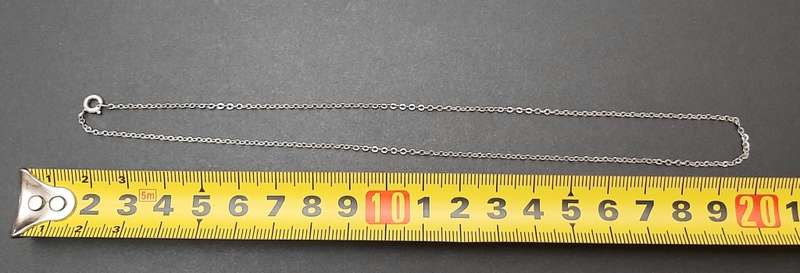 **STUNNING: .925 Sterling Silver Ladies` Delicate Necklace Chain(20cm).**