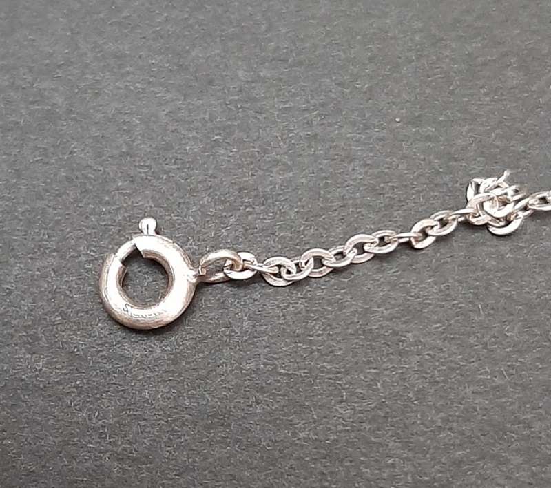 **STUNNING: .925 Sterling Silver Ladies` Delicate Necklace Chain(20cm).**