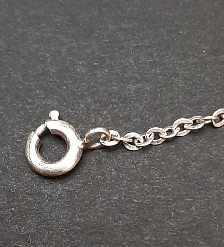 **STUNNING: .925 Sterling Silver Ladies` Delicate Necklace Chain(20cm).**
