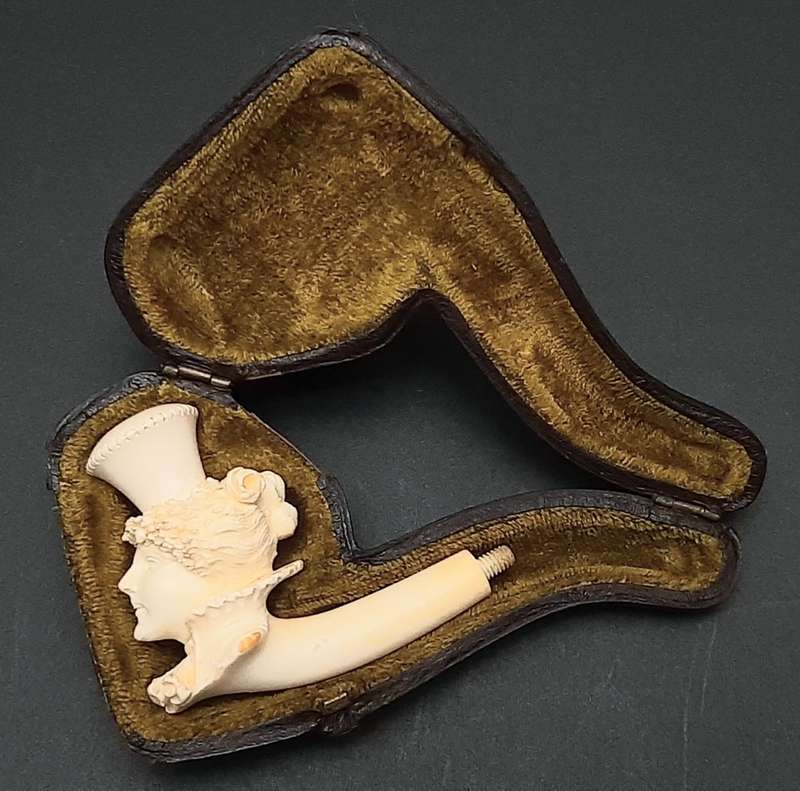 19th century German `Dame Pattern` Meerschaum pipe bowl with leather case (8cm x 6cm)