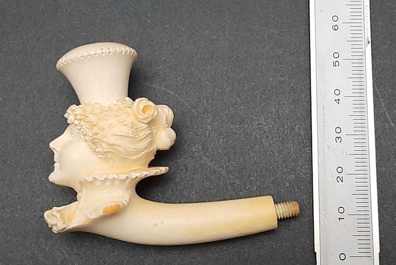 19th century German `Dame Pattern` Meerschaum pipe bowl with leather case (8cm x 6cm)