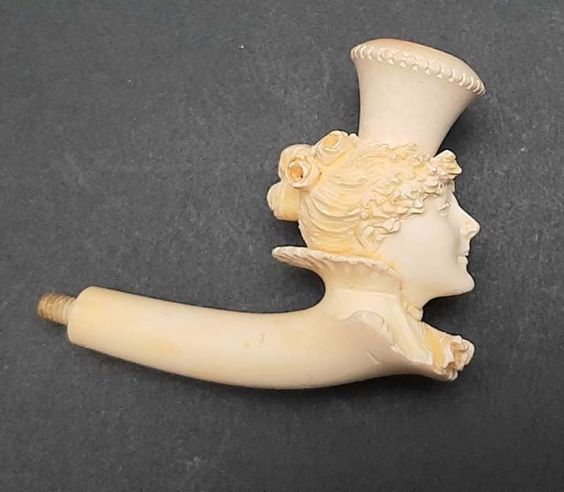 19th century German `Dame Pattern` Meerschaum pipe bowl with leather case (8cm x 6cm)