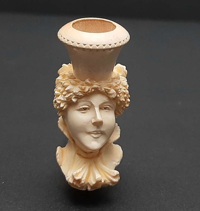 19th century German `Dame Pattern` Meerschaum pipe bowl with leather case (8cm x 6cm)
