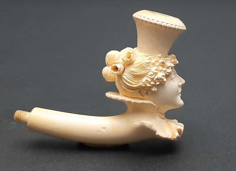 19th century German `Dame Pattern` Meerschaum pipe bowl with leather case (8cm x 6cm)