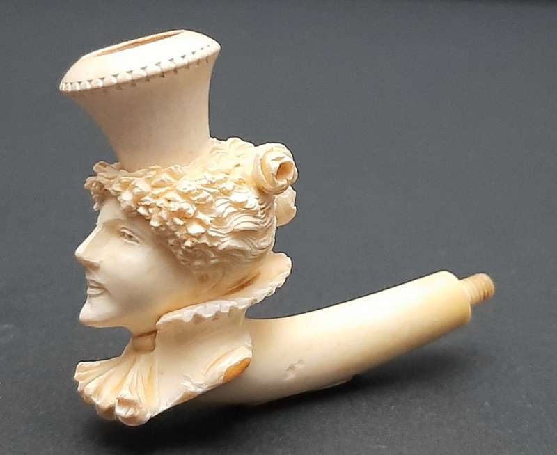 19th century German `Dame Pattern` Meerschaum pipe bowl with leather case (8cm x 6cm)