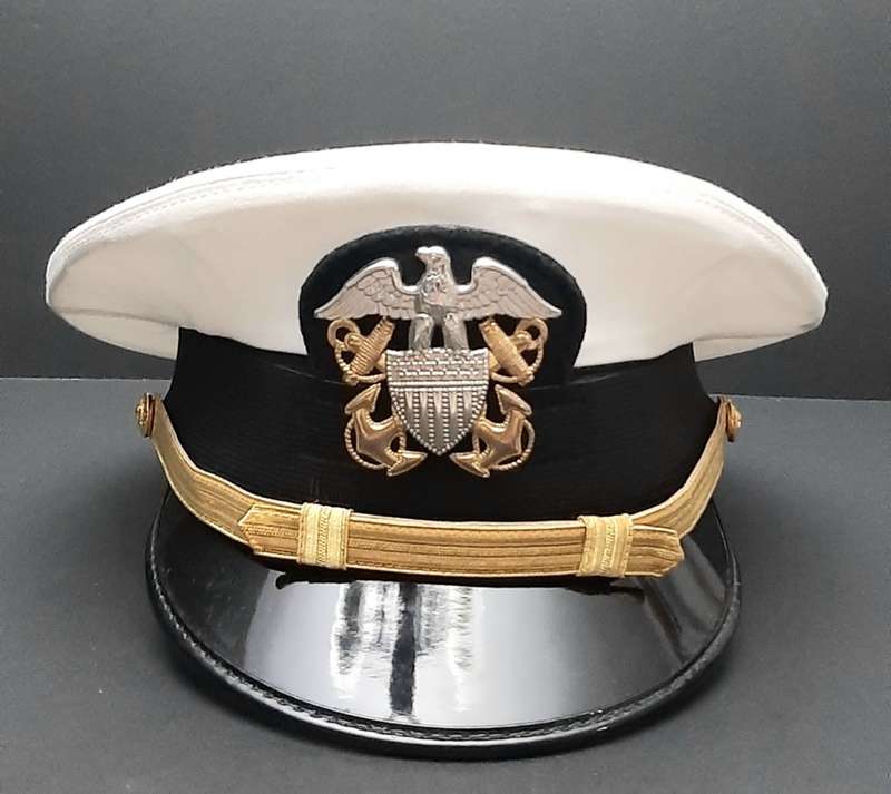 **1990s U.S. Navy : Aviation Commander Service Cap & Dress Belt (59/ Large).**