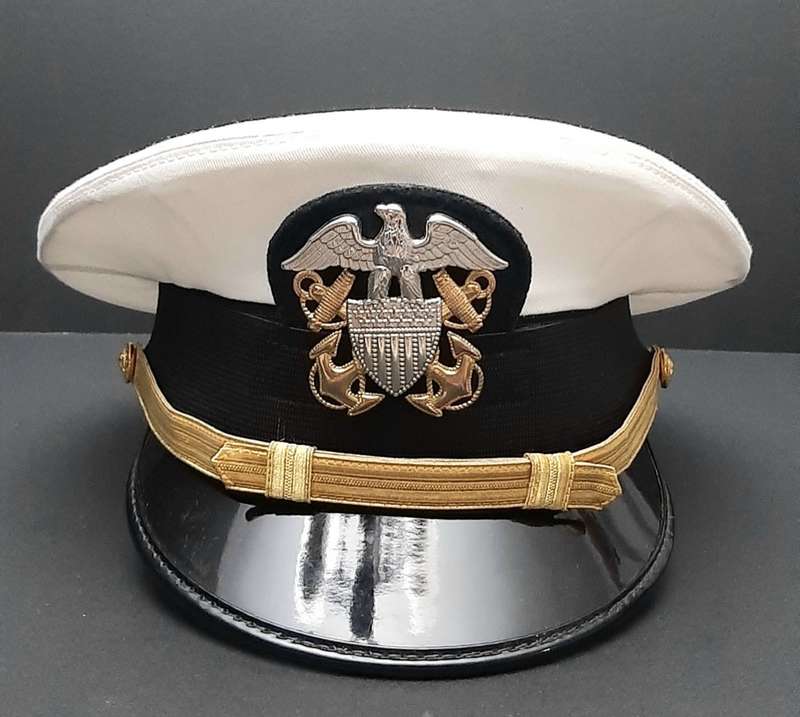 **1990s U.S. Navy : Aviation Commander Service Cap & Dress Belt (59/ Large).**