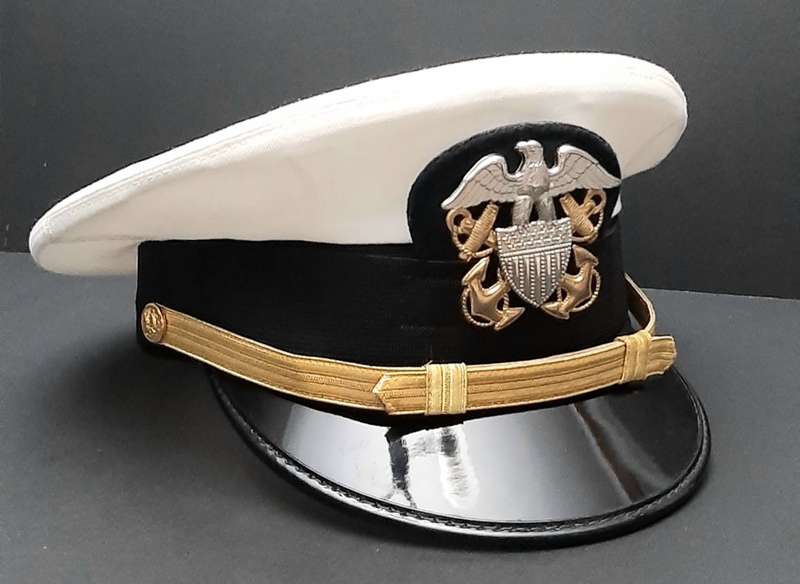 **1990s U.S. Navy : Aviation Commander Service Cap & Dress Belt (59/ Large).**
