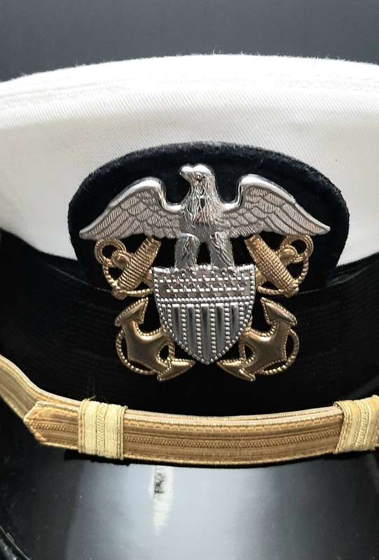 **1990s U.S. Navy : Aviation Commander Service Cap & Dress Belt (59/ Large).**