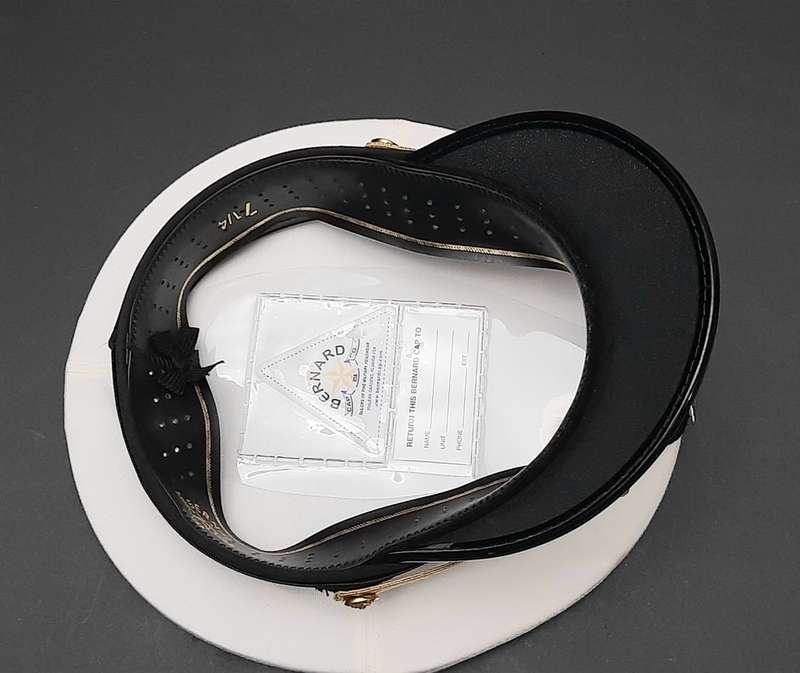 **1990s U.S. Navy : Aviation Commander Service Cap & Dress Belt (59/ Large).**
