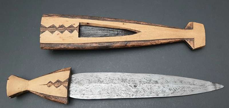 **Border War : 1980s SADF Owambo `Ndoro` Tribal Knife w/ Scabbard  (LARGE).**
