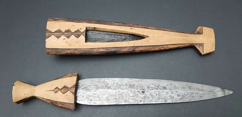 **Border War : 1980s SADF Owambo `Ndoro` Tribal Knife w/ Scabbard  (LARGE).**
