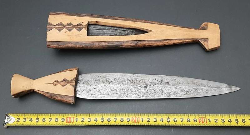 **Border War : 1980s SADF Owambo `Ndoro` Tribal Knife w/ Scabbard  (LARGE).**
