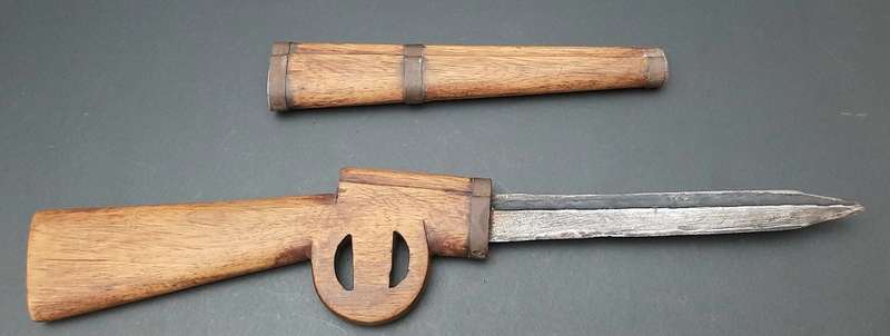 **Border War : 1980s SADF Owambo `Ndoro` Stylised Rifle Knife w/ Scabbard**