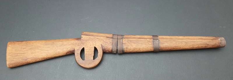 **Border War : 1980s SADF Owambo `Ndoro` Stylised Rifle Knife w/ Scabbard**