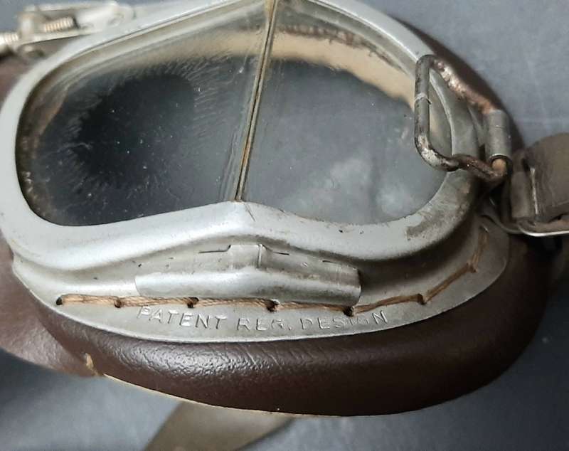 **RARE: WW2 Royal Air Force MK8 NO.1 Pilot`s Goggles w/ Strap (Stadium, England).**