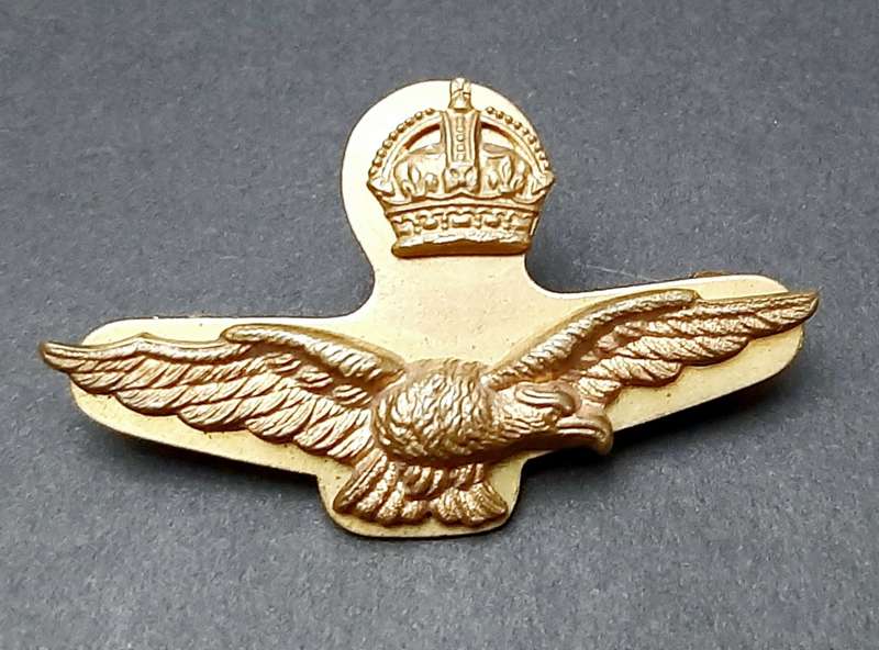 **RARE: WW2 RAF Officer`s Garrison Cap Badge w/ Stabilizer (All Pins).**