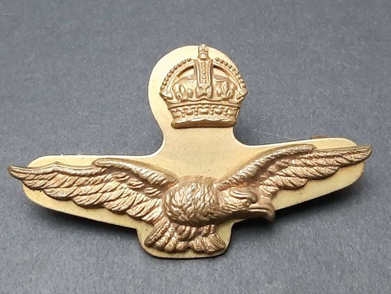 **RARE: WW2 RAF Officer`s Garrison Cap Badge w/ Stabilizer (All Pins).**