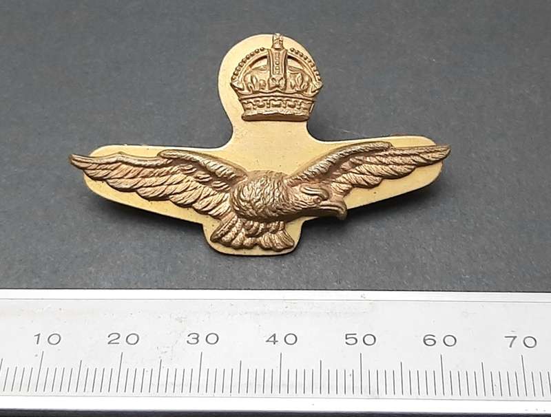 **RARE: WW2 RAF Officer`s Garrison Cap Badge w/ Stabilizer (All Pins).**
