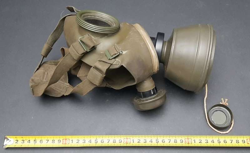 **1960s Rhodesian Army/ SADF : K62 Gas Mask w/ Webbing Bag & Filter (Salve Included).**