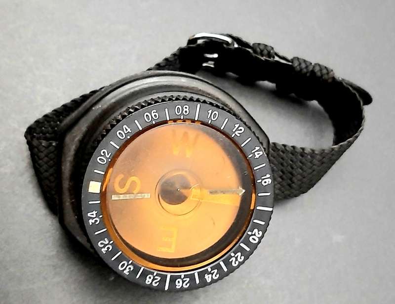 **Border War: 1980s SA Navy `Aquastar` Diver`s Wrist-Compass w/ Strap (Swiss).**