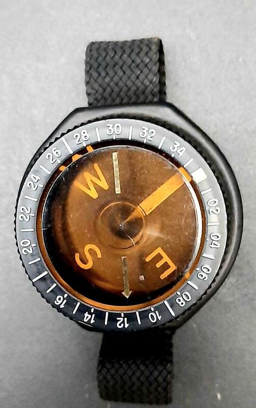 **Border War: 1980s SA Navy `Aquastar` Diver`s Wrist-Compass w/ Strap (Swiss).**