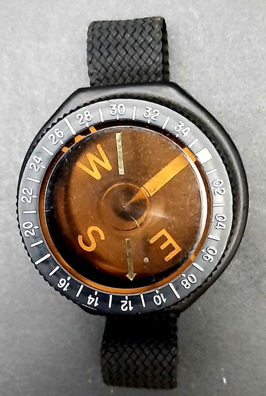 **Border War: 1980s SA Navy `Aquastar` Diver`s Wrist-Compass w/ Strap (Swiss).**