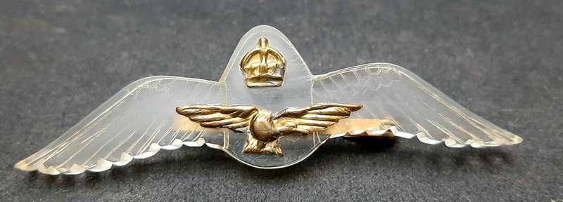 **RARE: WW2 RAF Pilot`s Sweetheart Perspex Badge w/ Victory Pin.**