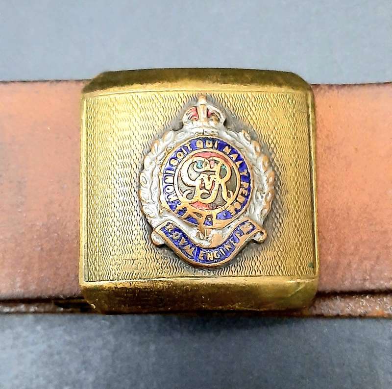 **WW1 / WW2 : British Army Royal Engineers Leather Belt w/ Enamel Brass Buckle **