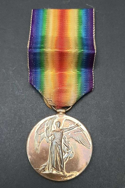 **WW1 UDF : Victory Medal w/ Silk Ribbon (4th Dist. Mntd. Rifles).**