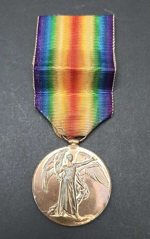**WW1 UDF : Victory Medal w/ Silk Ribbon (4th Dist. Mntd. Rifles).**