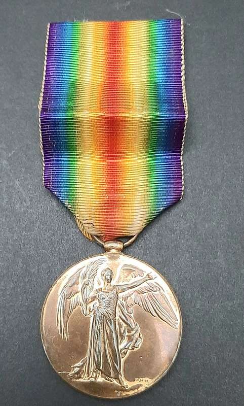 **WW1 UDF : Victory Medal w/ Silk Ribbon (4th Dist. Mntd. Rifles).**