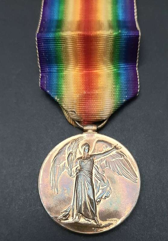 **WW1 UDF : Victory Medal w/ Silk Ribbon (4th Dist. Mntd. Rifles).**