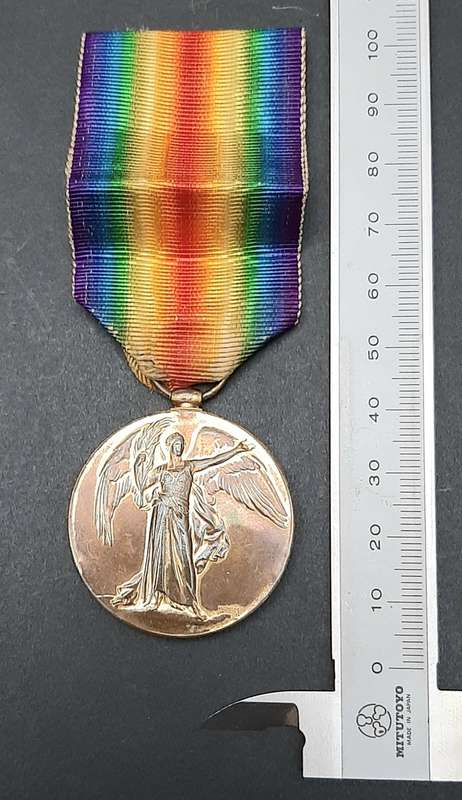 **WW1 UDF : Victory Medal w/ Silk Ribbon (4th Dist. Mntd. Rifles).**