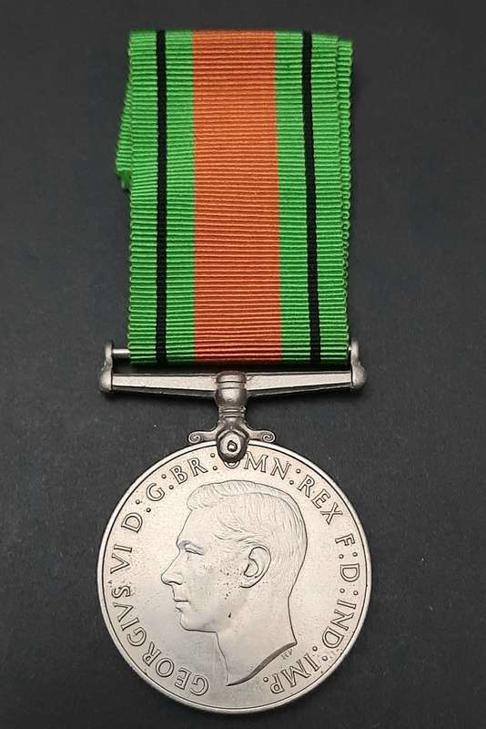 **WW2 : The Defence Medal w/ Ribbon ( British Issue)**