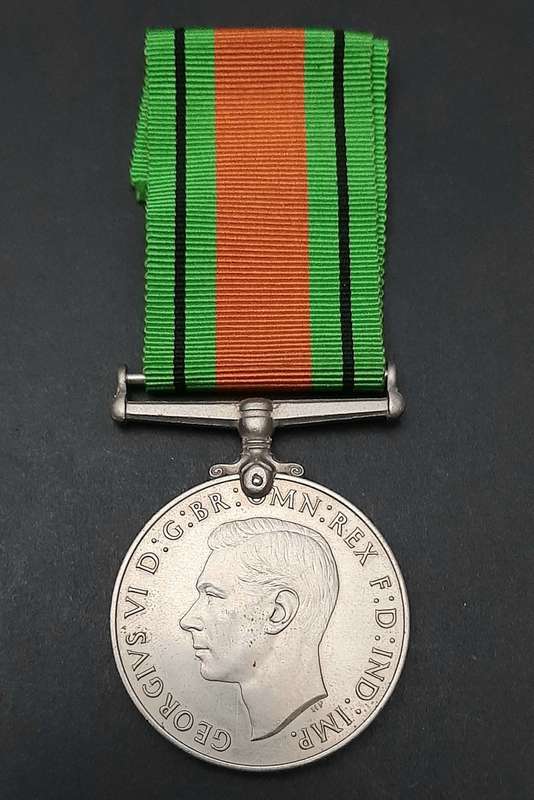 **WW2 : The Defence Medal w/ Ribbon ( British Issue)**