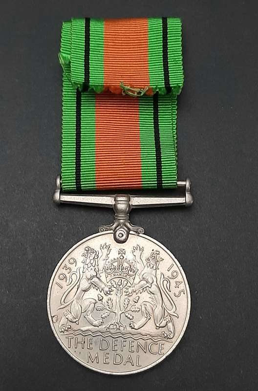 **WW2 : The Defence Medal w/ Ribbon ( British Issue)**