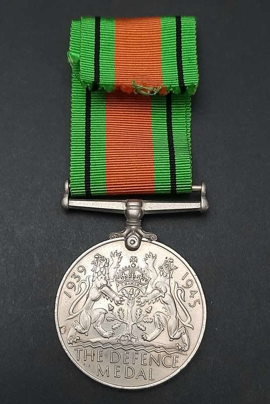 **WW2 : The Defence Medal w/ Ribbon ( British Issue)**