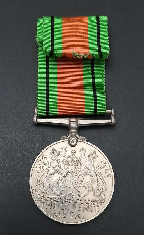**WW2 : The Defence Medal w/ Ribbon ( British Issue)**