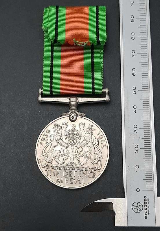 **WW2 : The Defence Medal w/ Ribbon ( British Issue)**