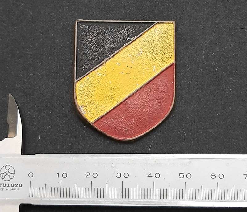 **WW2 German: Afrika Korps Pith Helmet Metal Tri-Colour Decal Type I **