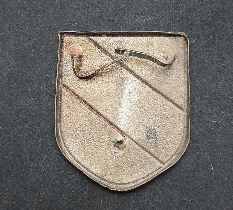 **WW2 German: Afrika Korps Pith Helmet Metal Tri-Colour Decal Type I **