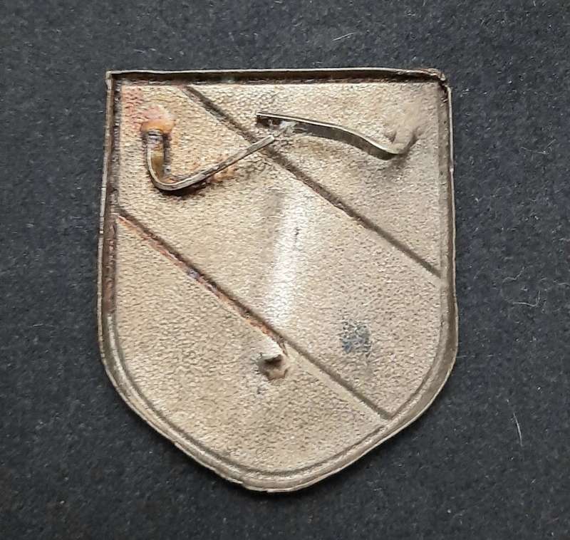 **WW2 German: Afrika Korps Pith Helmet Metal Tri-Colour Decal Type I **