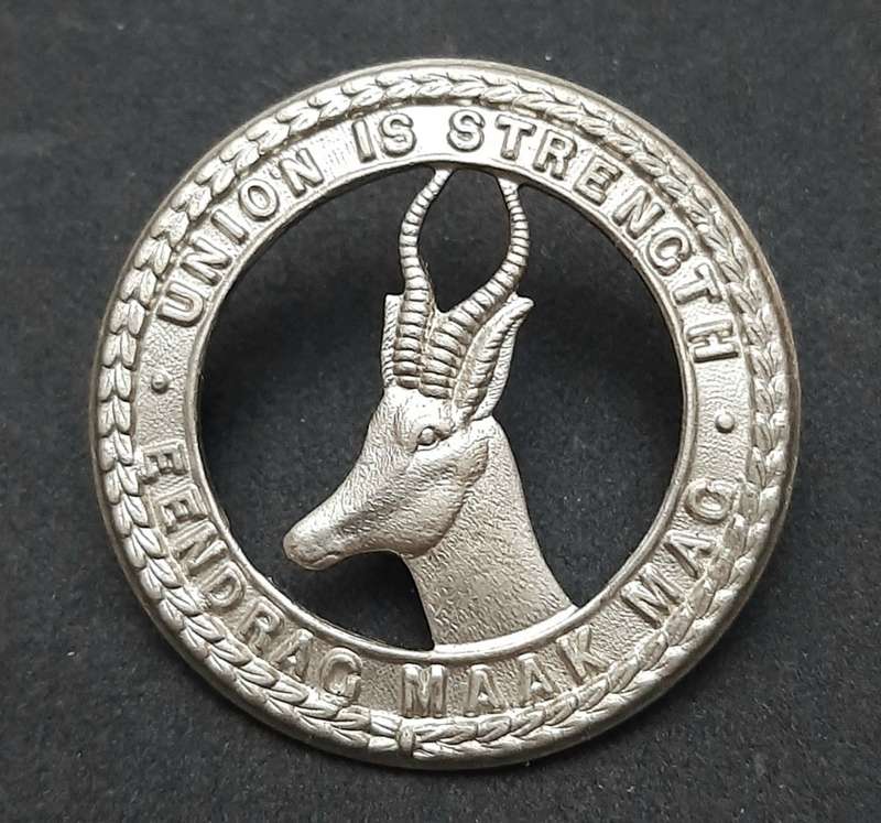 **WW2 UDF: White Metal General Service Cap Badge w/ Lugs .**