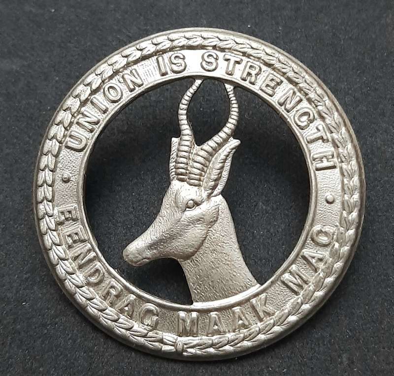 **WW2 UDF: White Metal General Service Cap Badge w/ Lugs .**